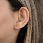 گوشواره طلا میخی طرح مثلث - Image 3