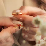 انگشتر طلا طرح خرگوش سفید و قرمز - Image 2