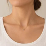 گردنبند طلا شاخ گوزن و مروارید GD01001030 روی مدل با لباس سفید