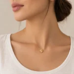 گردنبند طلا گل چهارپر تراش GD01001041 روی مدل با لباس سفید