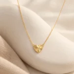 گردنبند طلا قلب تراش سه بعدی GD02001704 در چیدمان دکوراتیو