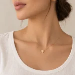 گردنبند طلا قلب تراش سه بعدی GD02001704 روی مدل با لباس سفید