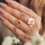 آویز گردنی طلا طرح دختر ایستاده مو فرفری - Image 2