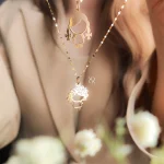 آویز گردنی طلا طرح دختر ایستاده مو فرفری - Image 3
