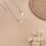 آویز گردنی طلا طرح دختر ایستاده مو فرفری - Image 4