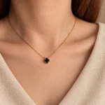 گردنبند طلا طرح ونکلیف مشکی GD01000668 روی مدل