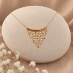 گردنبند طلا مفتول شرارهای GD01001018 در چیدمان مینیمال بژ
