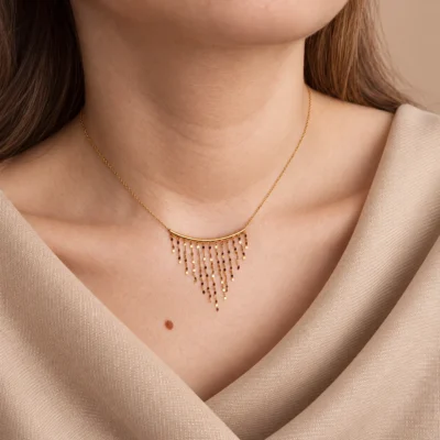 گردنبند طلا مفتول شراره‌ای GD01001018 روی مدل با لباس روشن بژ