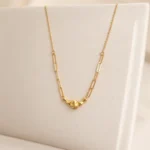 گردنبند طلا گوی و هرمس استخوانی روی استند کرم