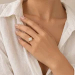 انگشتر ونکلیف سفید چرخشی GD01001059 روی دست مدل