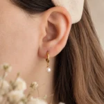 گوشواره طلا روکو مروارید GD01001110 روی گوش