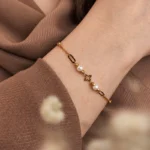 دستبند گل روبرتو و دو مروارید سفید GD01001224 روی دست مدل