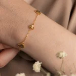 عکس مدل دستبند سه قلب تراش GD01001228 با حذف دستبند اضافه