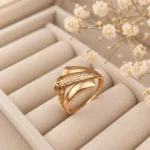 انگشتر طلا کنز لوکس GD01001255 با طرح مشبک در جعبه بژ