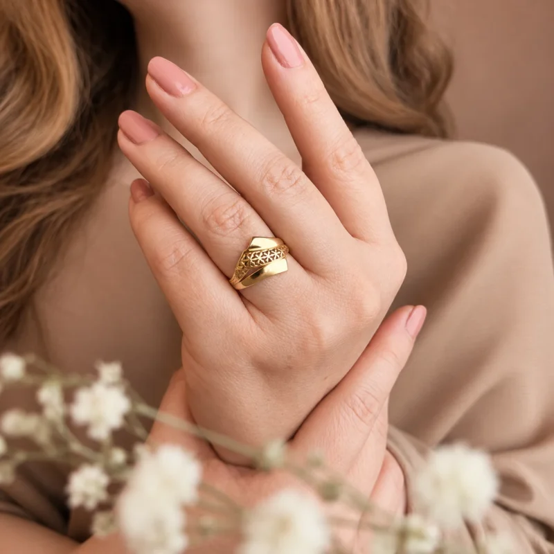 انگشتر طلا کنز لوکس GD01001255 روی دست مدل