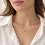 گردنبند طلا مکعب نگین‌دار روی مدل؛ مکعب با ضلع حدود ۴ میلی‌متر و سنگ اتمی سفید
