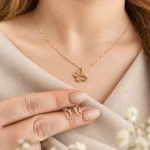 نیمست طلا شاپرک توخالی GD01001300 روی مدل با لباس بژ؛ زنجیر جداگانه