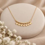 گردنبند طلا شراره‌ای طرح ونکلیف تراش GD01001385 در دکور کرم و بژ