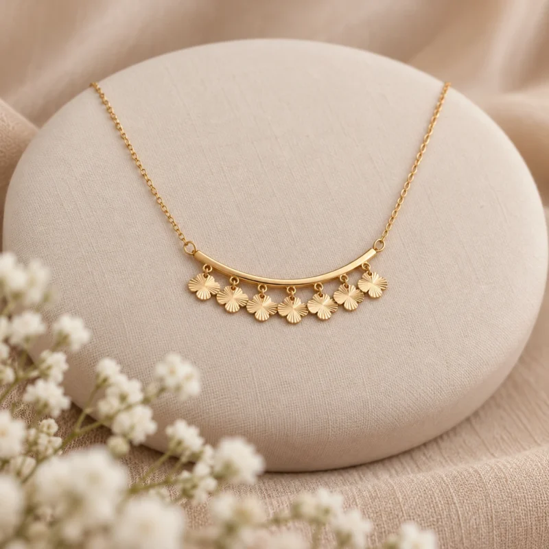 گردنبند طلا شراره‌ای طرح ونکلیف تراش GD01001385 در دکور کرم و بژ