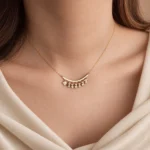 گردنبند طلا شراره‌ای طرح ونکلیف تراش GD01001385 روی گردن مدل با لباس روشن