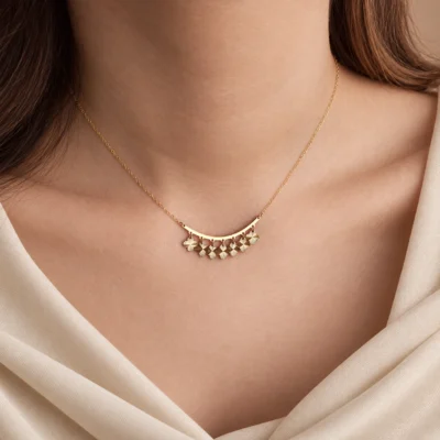 گردنبند طلا شراره‌ای طرح ونکلیف تراش GD01001385 روی گردن مدل با لباس روشن