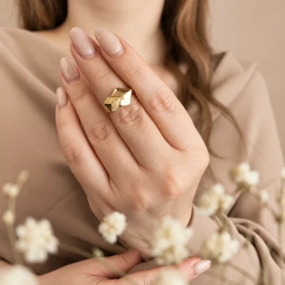انگشتر طلا طرح وی مات و براق GD01001459 روی دست مدل