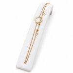 دستبند طلا ونکلیف توخالی تراش دولاین GD01001636 روی استند سفید