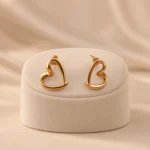 جفت گوشواره طلا میخی طرح قلب لوکس GD01001644 در چیدمان بژ