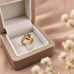 انگشتر طلا زرد طرح گره جور GD01001648 در چیدمان بژ