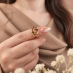 انگشتر طلا طرح گره جور GD01001648 روی دست مدل