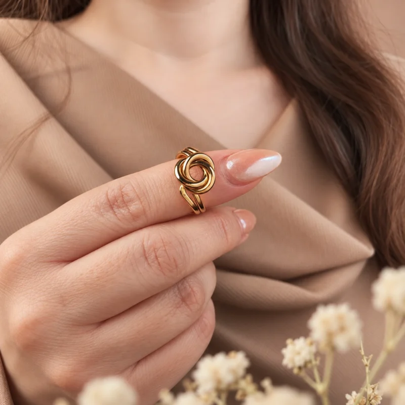 انگشتر طلا طرح گره جور GD01001648 روی دست مدل