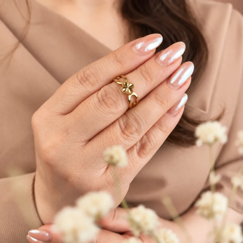 انگشتر طلا طرح ونکلیف تراش لوکس GD01001670 روی دست مدل