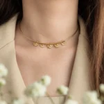 طوق طلا لوتوس روی گردن مدل
