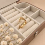 انگشتر طلا دراگون دولاین نگین‌دار GD02000713 در جعبه بژ
