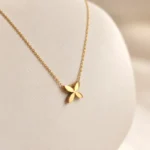 گردنبند طلا گل روبرتو لوکس روی استند کرم