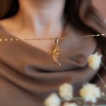 مدال طلا دلفین و بچه GD01001548 روی مدل، بدون سایر آویزها