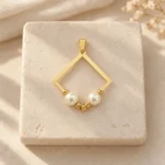 نمای دکوراتیو مدال طلا مربع با دو مروارید و گویهای تراش، بدون زنجیر، GD01001489