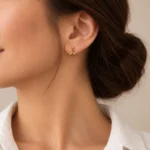 گوشواره طلا میخی دم وال کد GD01001788 با اندازه کوچک روی گوش مدل